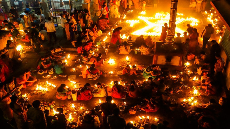 Ấn Độ: Mùa thu đánh dấu lễ hội thường niên Diwali ở Ấn Độ với ý nghĩa đẩy lùi bóng tối và hướng về ánh sáng. Áng sáng tỏa ra khắp nơi, từ những ngọn nến thắp trong nhà dân và cửa hiệu, cho đến đèn LED chiếu trên các tượng đài và đền thờ. Người dân còn bắn pháo hoa để mong cầu phước lành từ nữ thần Lakshmi. Lễ hội diễn ra trên toàn quốc nhưng nếu chọn Jaipur, bạn còn có thể ghé thăm pháo đài Nahargarh và ngắm nhìn Jal Mahal - cung điện nằm giữa hồ Man Sagar ngập trong ánh đèn. Ảnh: Hands Up Holidays. 10 quoc gia ly tuong cho mua thu 2017