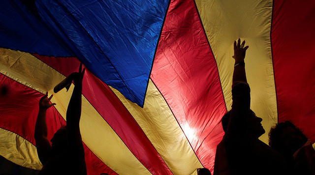 nua trieu nguoi bieu tinh phan doi giai tan chinh quyen catalonia