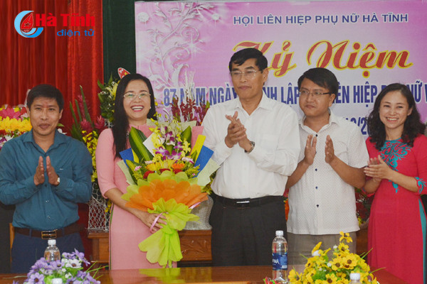 lanh dao tinh chuc mung can bo hoi vien phu nu ha tinh
