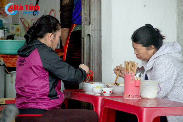 photo nguoi ha tinh trong gio lanh dau mua