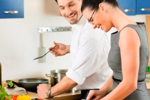 phu nu co suc hap dan nhat khi dung nau an