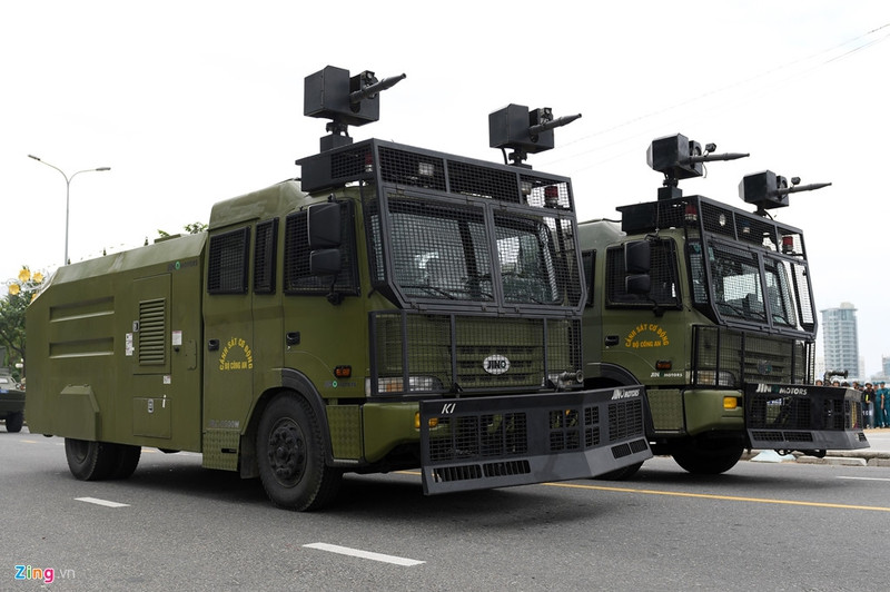 Loại xe đặc chủng chống bạo động JRC-9000E của hãng JINO Motors - thuộc dòng xe chống bạo động với các tính năng hiện đại, mạnh mẽ và đạt hiệu quả bậc nhất hiện nay. Bên ngoài xe được thiết kế bằng thép không rỉ, lưới bảo vệ kiên cố phía trước, phía sau là bồn chứa được 9 m3 nước. Bên trên là hai súng phun nước áp lực cao với nhiều lựa chọn kiểm soát bạo động hiện đại (thay bằng sơn, bọt...). dan xe dac chung tap luyen bao ve apec