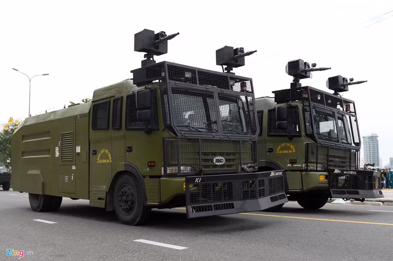 Loại xe đặc chủng chống bạo động JRC-9000E của hãng JINO Motors - thuộc dòng xe chống bạo động với các tính năng hiện đại, mạnh mẽ và đạt hiệu quả bậc nhất hiện nay. Bên ngoài xe được thiết kế bằng thép không rỉ, lưới bảo vệ kiên cố phía trước, phía sau là bồn chứa được 9 m3 nước. Bên trên là hai súng phun nước áp lực cao với nhiều lựa chọn kiểm soát bạo động hiện đại (thay bằng sơn, bọt...). dan xe dac chung tap luyen bao ve apec