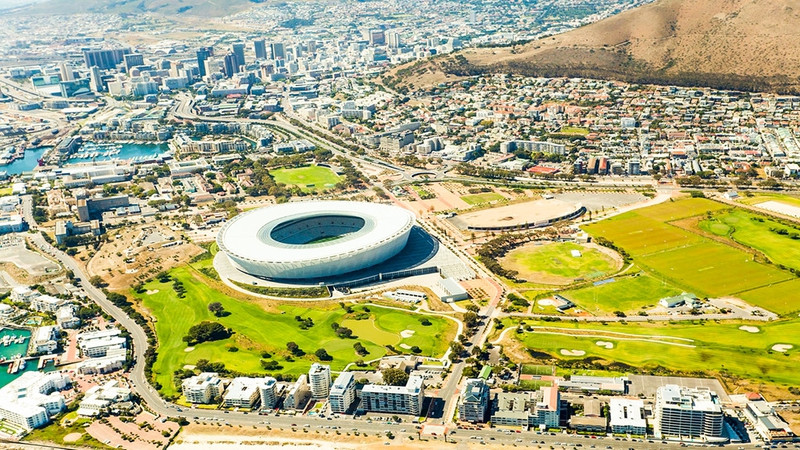 Nam Phi: Tại Cape Town, bảo tàng nghệ thuật đương đại Zeitz lớn nhất châu Phi khai trương ngày 22/9 sẽ triển lãm các tác phẩm nghệ thuật thuộc thế kỷ 21. Ngoài ra, bạn có thể ghé thăm Bảo tàng District Six, nơi trưng bày về chế độ phân biệt chủng tộc. Nếu thích khám phá ngoài trời, hãy đi cáp treo hoặc leo bộ lên núi Table Mountain để ngắm nhìn toàn cảnh thành phố. Tại bãi biển Boulders, bạn sẽ được ngắm đàn chim cánh cụt dễ thương. Ảnh: Layover Guide. 10 quoc gia ly tuong cho mua thu 2017