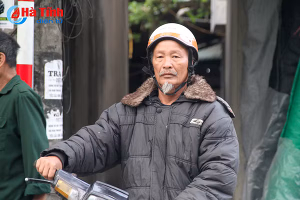 photo nguoi ha tinh trong gio lanh dau mua