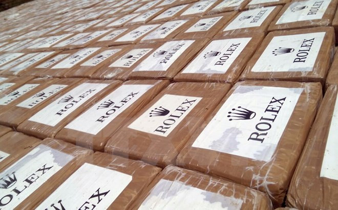 colombia tich thu gan 1 tan cocaine giau trong kien hang tau bien