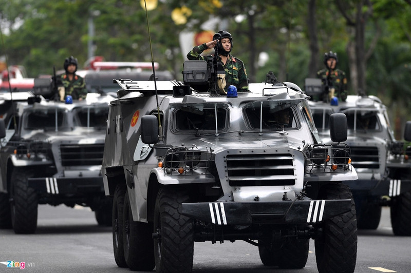 Dàn xe bộ binh bánh lốp với hỏa lực mạnh cộng với tính cơ động cao nên xe có thể chở bộ đội tác chiến trên nhiều địa hình và làm nhiệm vụ chống bạo loạn. dan xe dac chung tap luyen bao ve apec