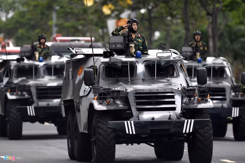 Dàn xe bộ binh bánh lốp với hỏa lực mạnh cộng với tính cơ động cao nên xe có thể chở bộ đội tác chiến trên nhiều địa hình và làm nhiệm vụ chống bạo loạn. dan xe dac chung tap luyen bao ve apec