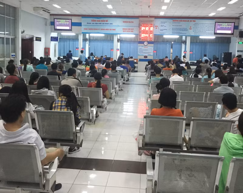ngay dau ban ve tau tet hon 24 000 ve da duoc ban thanh cong