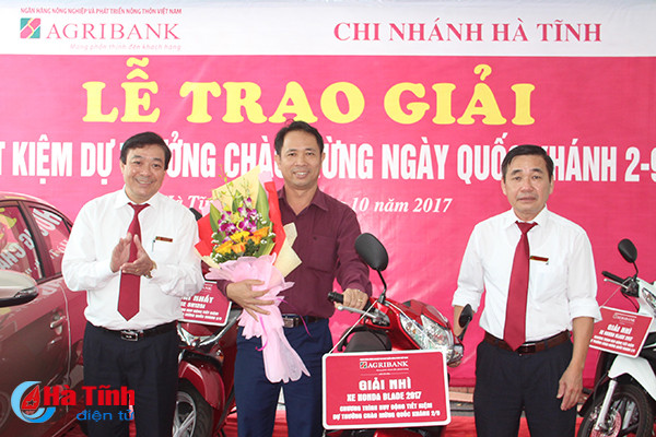 agribank ha tinh trao xe o to cho khach hang trung giai dac biet