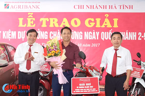 agribank ha tinh trao xe o to cho khach hang trung giai dac biet