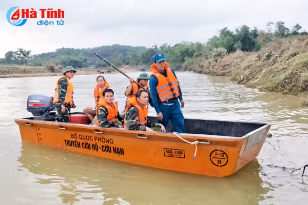 tim thay thi the nguoi dan ong mat tich tren song rao no