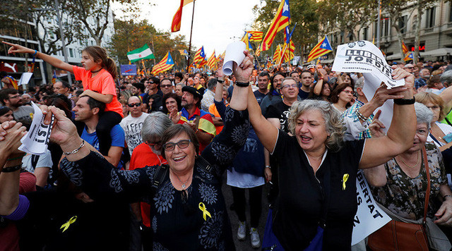 nua trieu nguoi bieu tinh phan doi giai tan chinh quyen catalonia