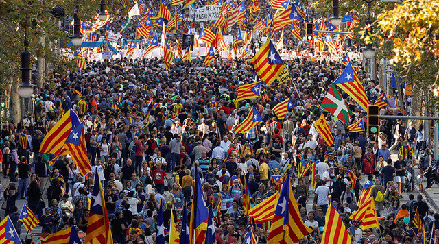 nua trieu nguoi bieu tinh phan doi giai tan chinh quyen catalonia