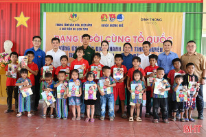  Trao tặng ảnh kỷ yếu cho trẻ em đồng bào dân tộc thiểu số ở Hà Tĩnh