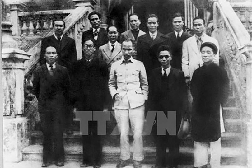 Chủ tịch Hồ Chí Minh cùng một số thành viên Chính phủ Cách mạng lâm thời sáng ngày 2/9/1945 tại Hà Nội (Ảnh: TTXVN). Chủ tịch Hồ Chí Minh cùng một số thành viên Chính phủ Cách mạng lâm thời sáng ngày 2/9/1945 tại Hà Nội (Ảnh: TTXVN).