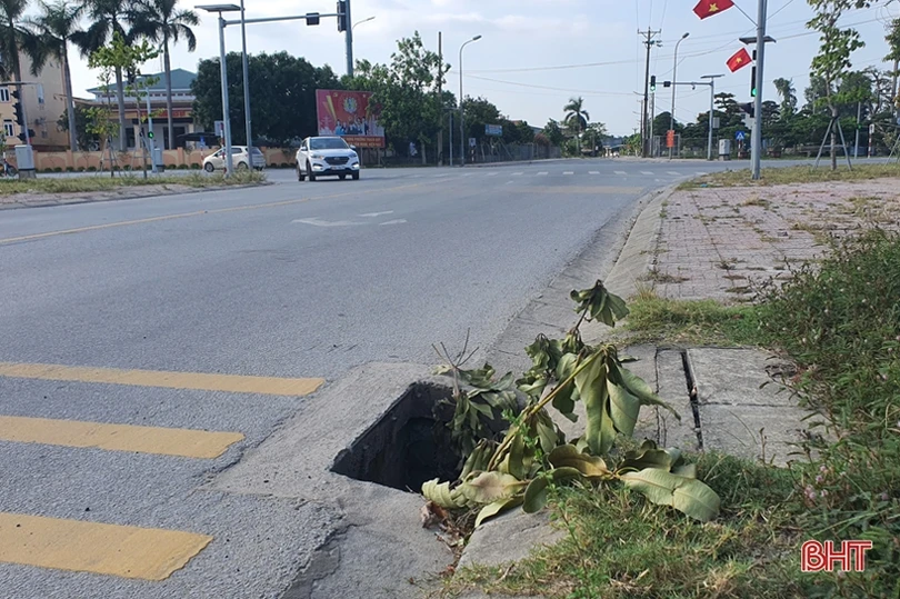 Hàng loạt lưới chắn rác trên các tuyến phố Hà Tĩnh “không cánh mà bay”