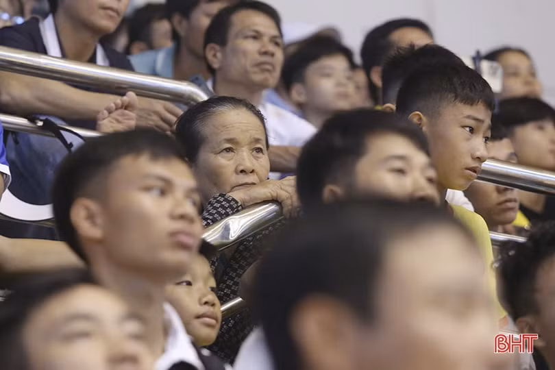 Cổ động viên “cháy” hết mình tại Giải Bóng chuyền nam Công an Hà Tĩnh
