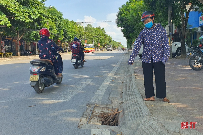 Phát hiện thêm nhiều tuyến phố ở Hà Tĩnh mất lưới chắn rác