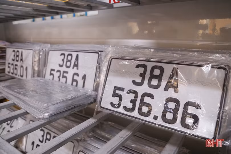 Trước ngày định danh biển số, người dân đổ xô làm thủ tục sang tên đổi chủ