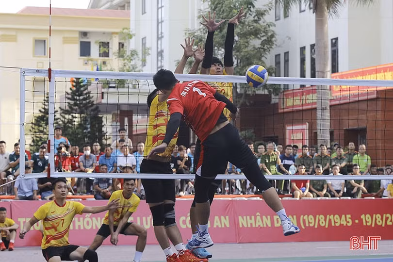 Khởi tranh Giải Bóng chuyền nam Công an Hà Tĩnh 2023