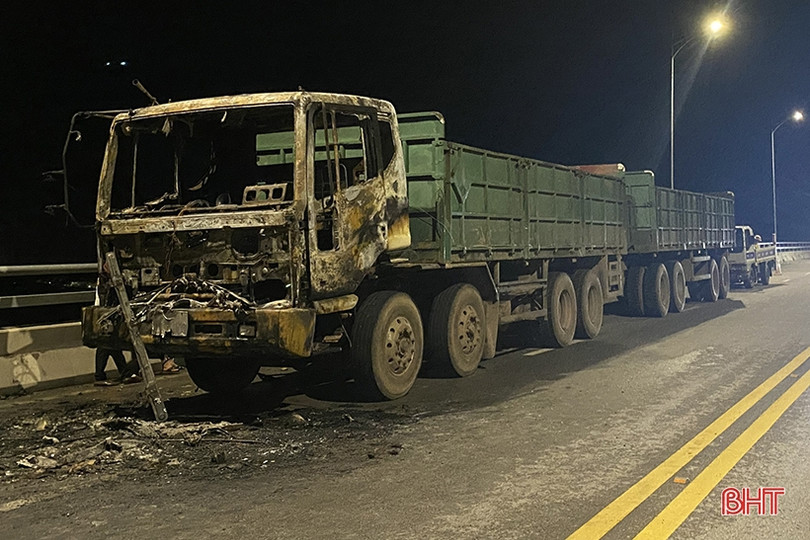 Xe đầu kéo cháy trụi trong đêm trên cầu Cửa Hội