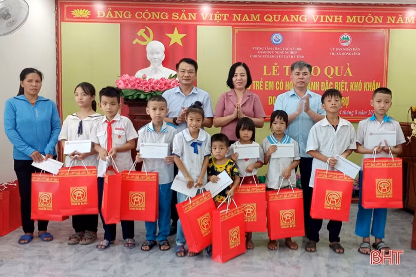 Trao 150 suất quà cho trẻ đặc biệt khó khăn ở Hà Tĩnh