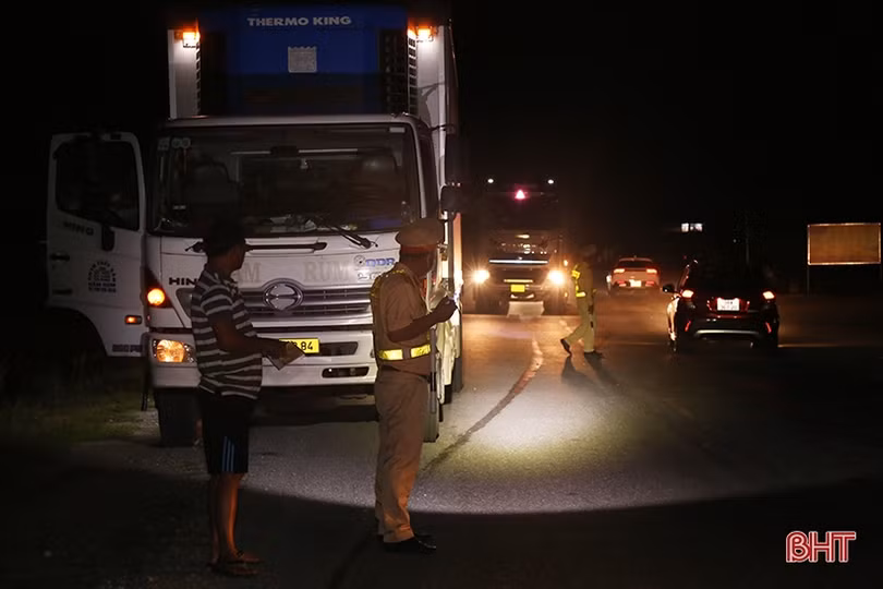 Công an Hà Tĩnh lập chốt kiểm tra chấp hành giao thông trên đường ven biển