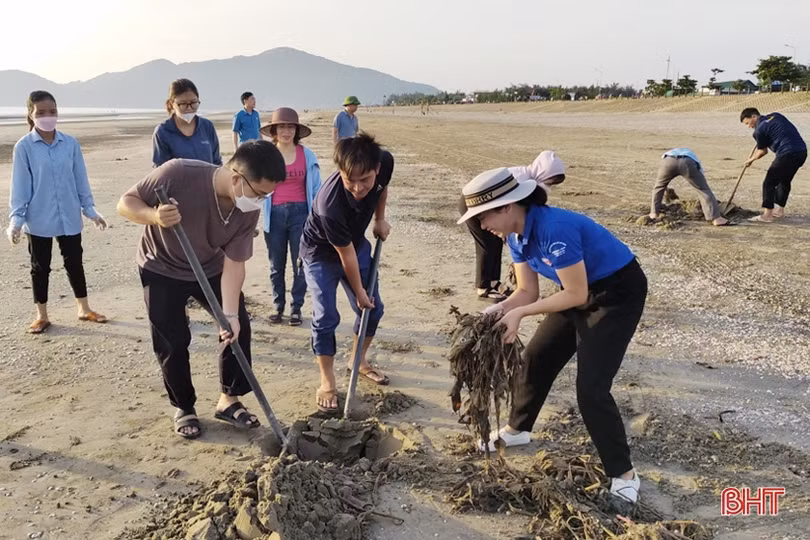 Dọn rác trên bãi biển Lộc Hà sau những ngày thời tiết biến động