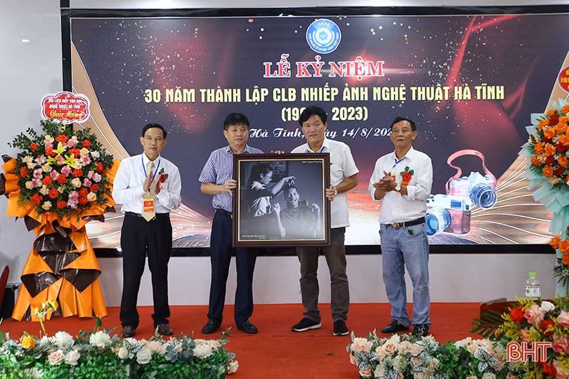 Kỷ niệm 30 năm thành lập Câu lạc bộ Nhiếp ảnh nghệ thuật Hà Tĩnh