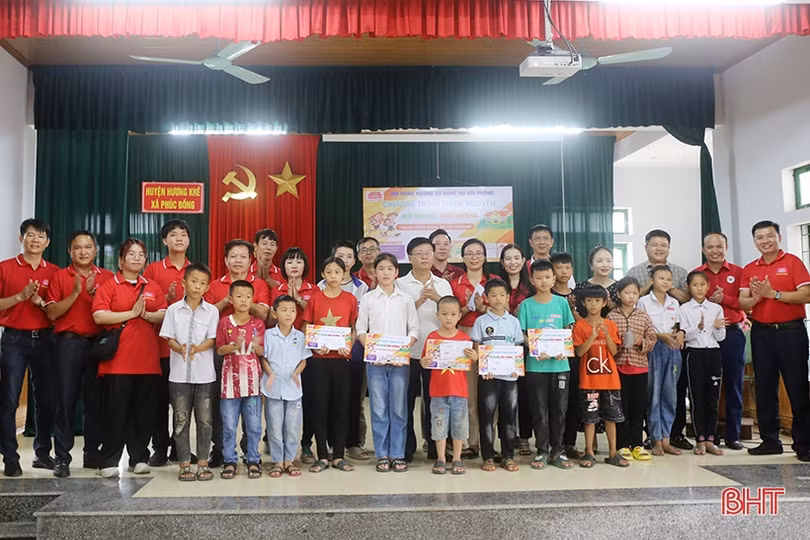 Hội đồng hương xứ Nghệ tại Hải Phòng tặng quà cho học sinh nghèo Hà Tĩnh