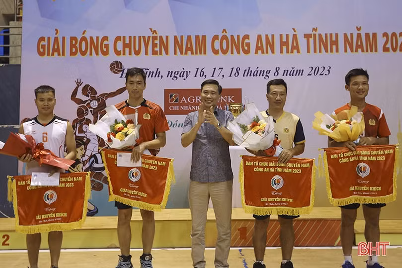 Công an Hương Sơn vô địch Giải Bóng chuyền nam Công an tỉnh