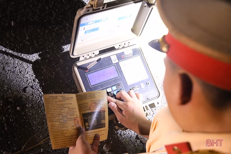 Công an Hà Tĩnh lập chốt kiểm tra chấp hành giao thông trên đường ven biển