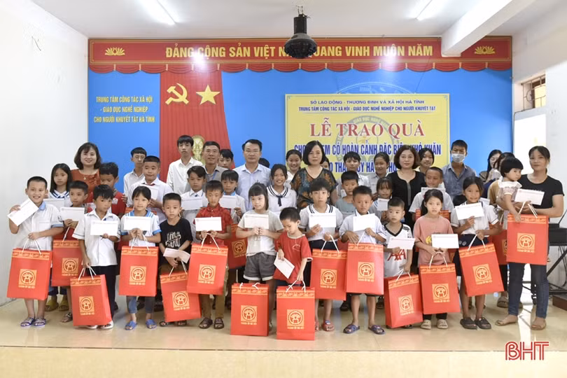 Trao 150 suất quà cho trẻ đặc biệt khó khăn ở Hà Tĩnh