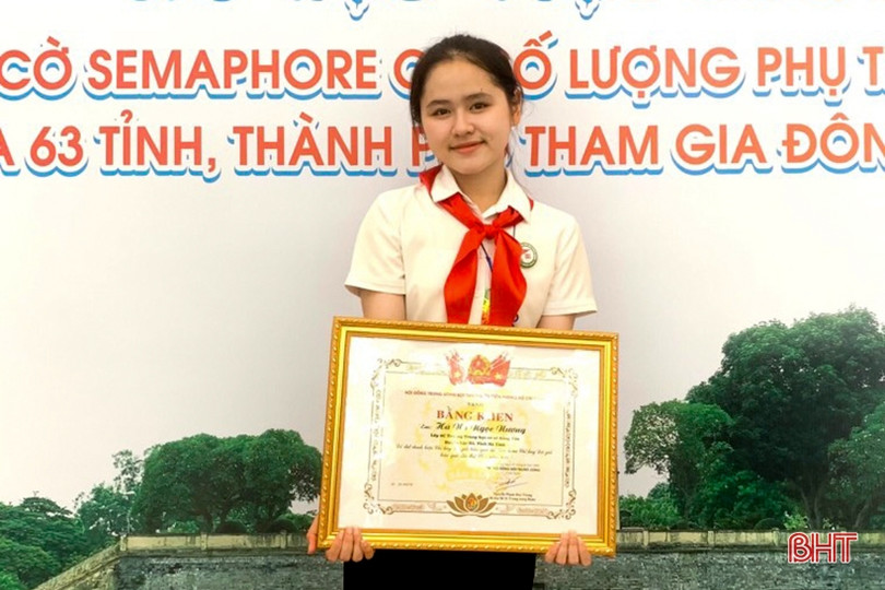 Nữ sinh Hà Tĩnh nhận bằng khen tại Liên hoan Chỉ huy Đội giỏi toàn quốc