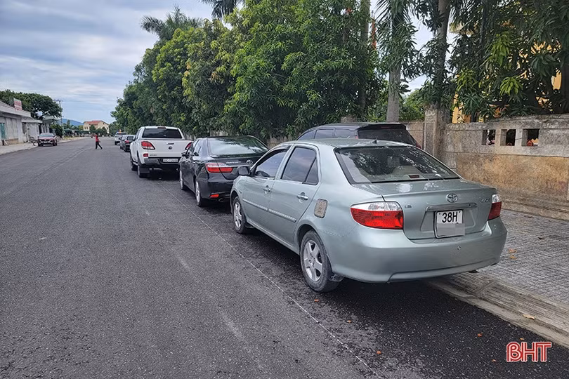 Trước ngày định danh biển số, người dân đổ xô làm thủ tục sang tên đổi chủ