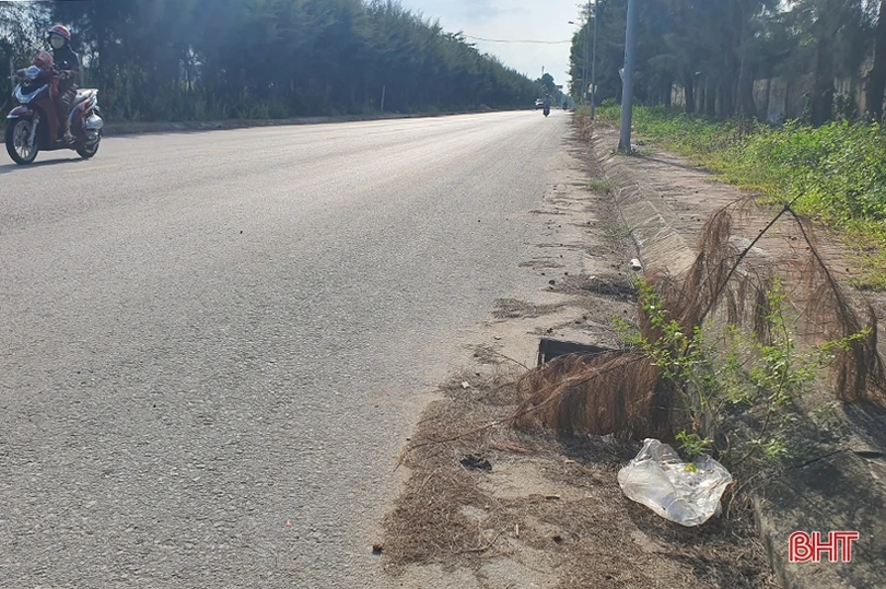 Hàng loạt lưới chắn rác trên các tuyến phố Hà Tĩnh “không cánh mà bay”