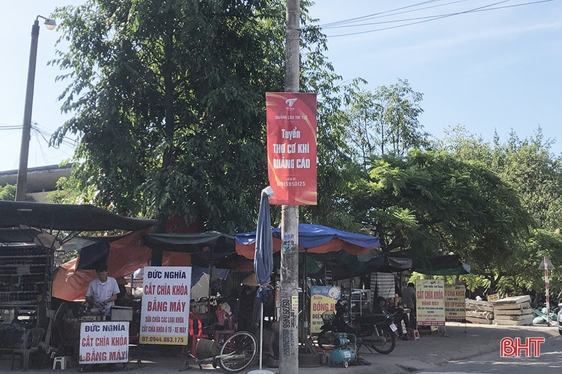 “Rác” trên cột điện, cây xanh ở Hà Tĩnh: Xử lý nhiều sao vẫn tái diễn? ảnh 9 “Rác” trên cột điện, cây xanh ở Hà Tĩnh: Xử lý nhiều sao vẫn tái diễn?