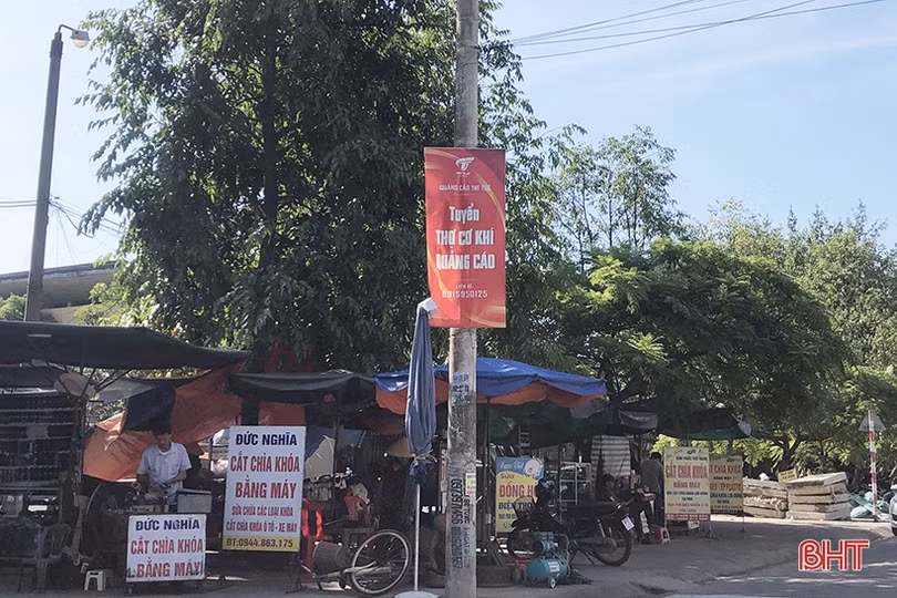 “Rác” trên cột điện, cây xanh ở Hà Tĩnh: Xử lý nhiều sao vẫn tái diễn? ảnh 9 “Rác” trên cột điện, cây xanh ở Hà Tĩnh: Xử lý nhiều sao vẫn tái diễn?