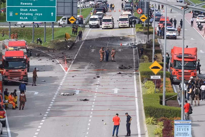 Máy bay lao xuống cao tốc Malaysia, ít nhất 10 người thiệt mạng