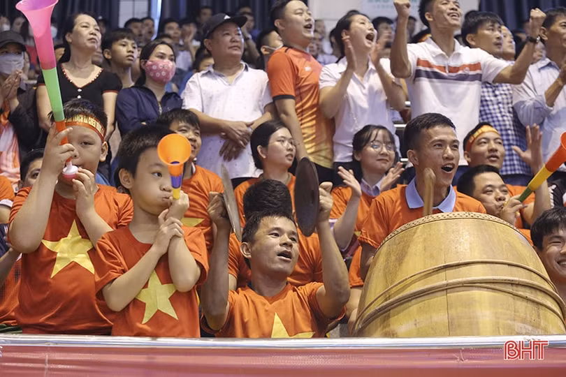 Cổ động viên “cháy” hết mình tại Giải Bóng chuyền nam Công an Hà Tĩnh