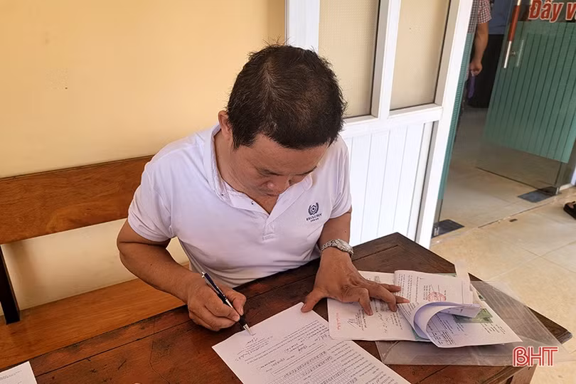 Trước ngày định danh biển số, người dân đổ xô làm thủ tục sang tên đổi chủ