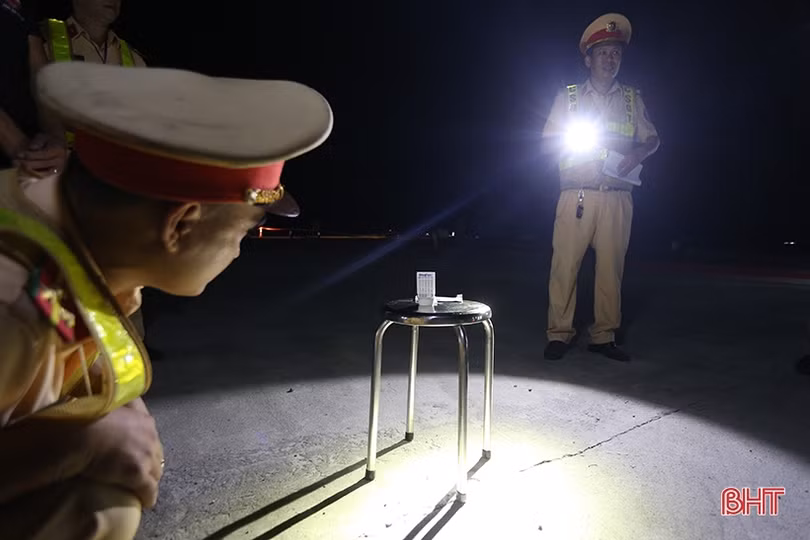 Công an Hà Tĩnh lập chốt kiểm tra chấp hành giao thông trên đường ven biển