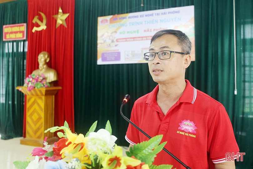 Hội đồng hương xứ Nghệ tại Hải Phòng tặng quà cho học sinh nghèo Hà Tĩnh