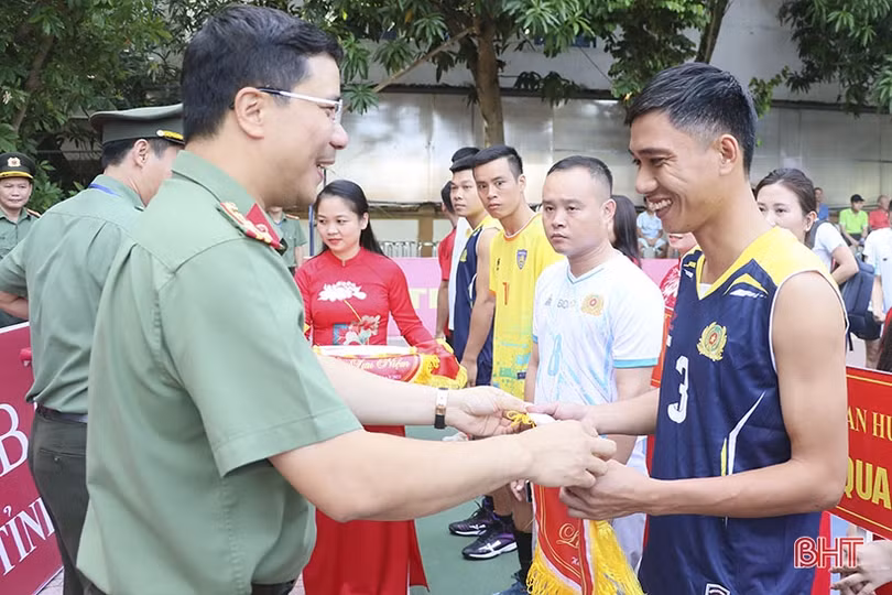 Khởi tranh Giải Bóng chuyền nam Công an Hà Tĩnh 2023
