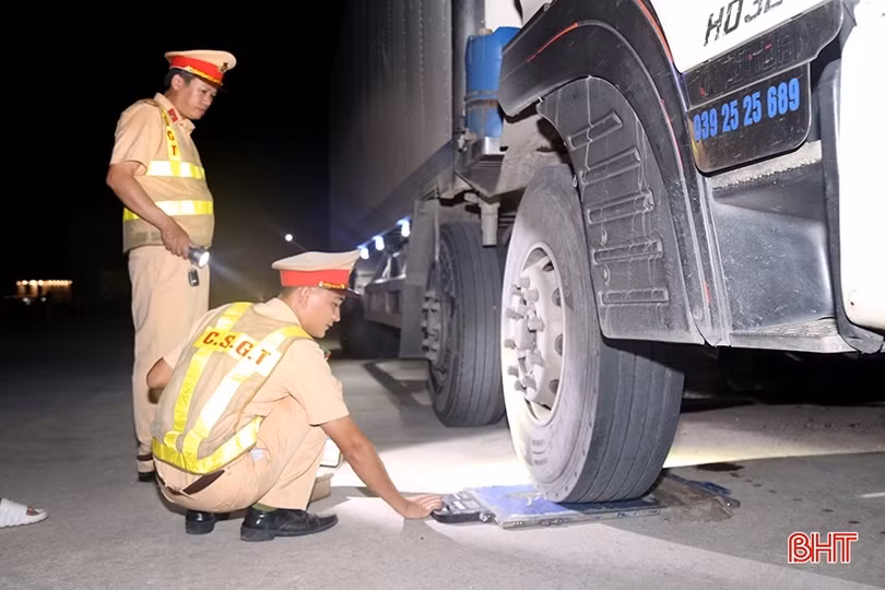 Công an Hà Tĩnh lập chốt kiểm tra chấp hành giao thông trên đường ven biển