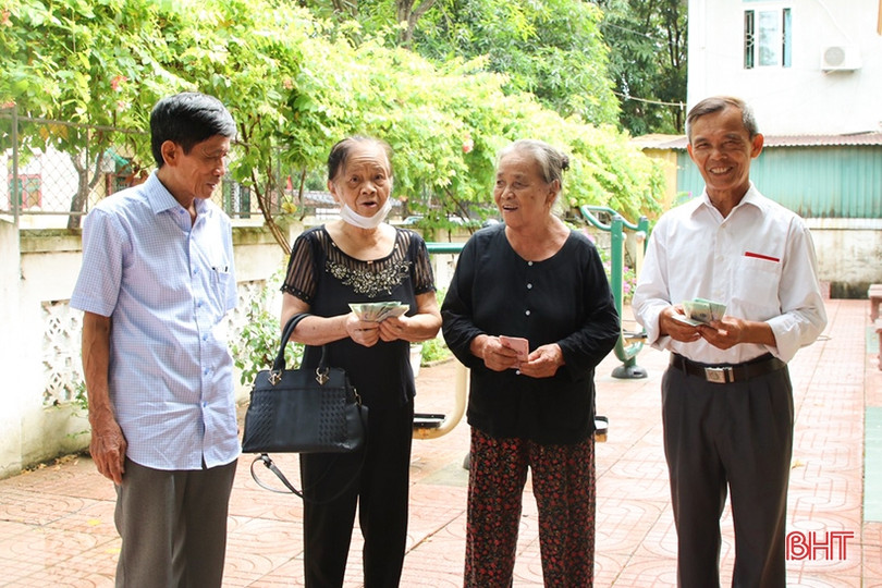 Sáng 14/8, BHXH Hà Tĩnh chi trả lương hưu theo mức hưởng mới