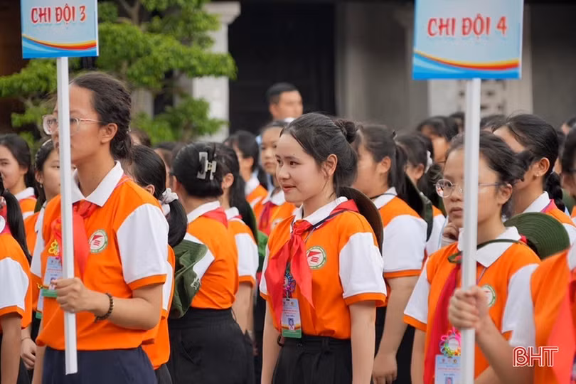 Nữ sinh Hà Tĩnh nhận bằng khen tại Liên hoan Chỉ huy Đội giỏi toàn quốc