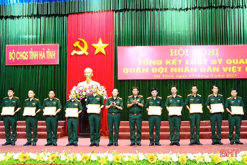 Khen thưởng 10 tập thể, cá nhân trong thực hiện Luật Sĩ quan QĐND Việt Nam