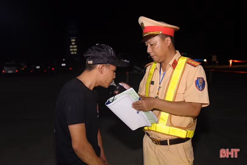 Công an Hà Tĩnh lập chốt kiểm tra chấp hành giao thông trên đường ven biển